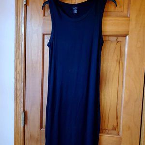 black bodycon dress goes below the knees